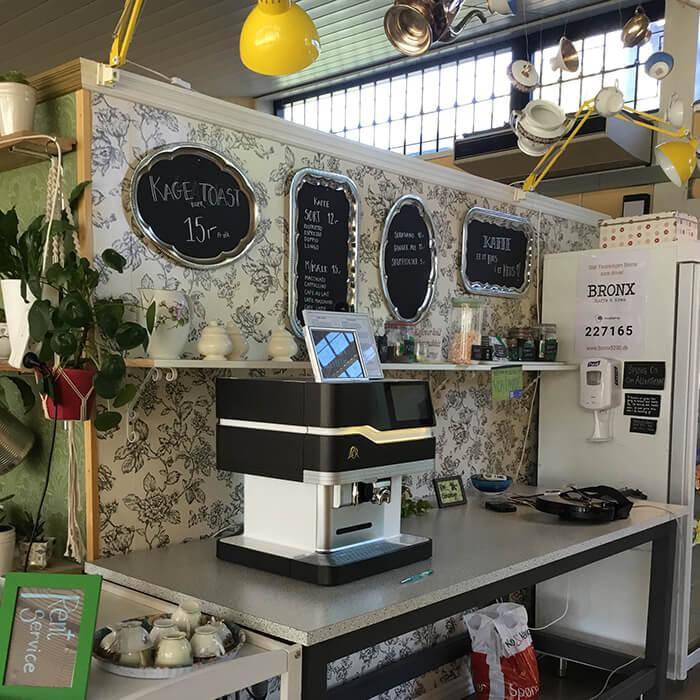Cafe 700px